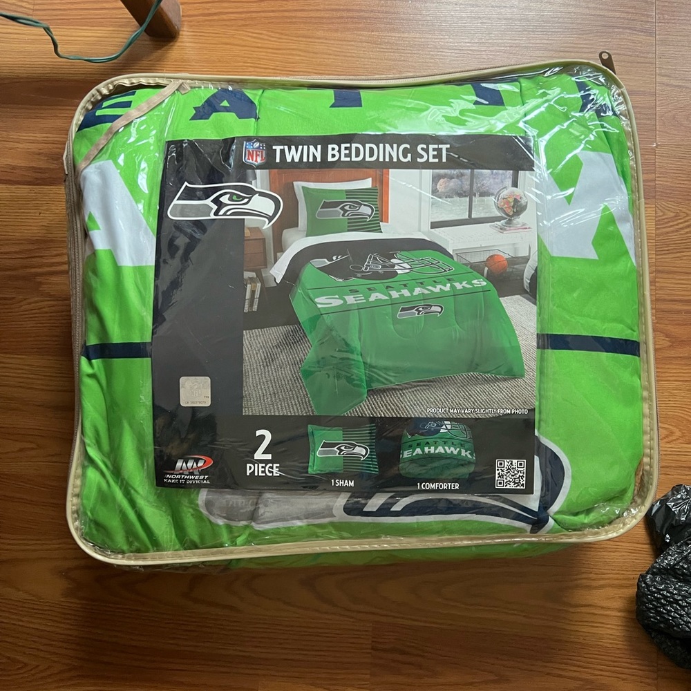 NFL Seattle Seahawks Twin Bedding Set. With a Comforter and a Sham